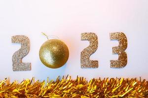 frohes neues jahr 2023. goldene zahlen weihnachten weißer hintergrund foto