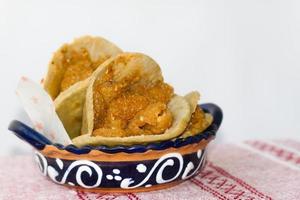 Mexikanische Gorditas de Migajas mit Schweineschwarten und Chili foto