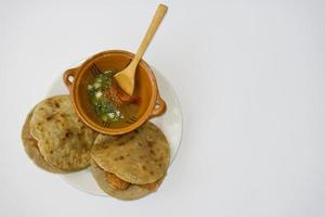 Mexikanische Gorditas de Migajas mit Schweineschwarten und Chili foto