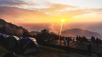 schöner sonnenaufgang monson aussichtspunkt doi angkhang, chiangmai thailand foto