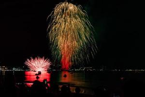 abstrakter farbiger feuerwerkshintergrund erhellt den himmel mit schillernder anzeige foto