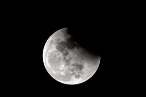 Mond auf dem dunklen Hintergrund der dunklen Nacht foto