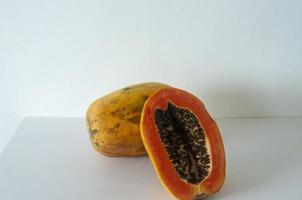 Porträt Scheiben süße Papaya isoliert auf weißem Hintergrund foto