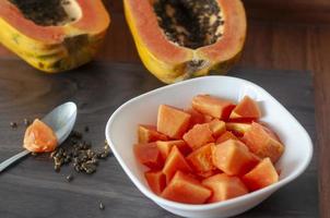 Porträt Scheiben süße Papaya isoliert auf weißem Hintergrund. gesundes Wohnkonzept foto