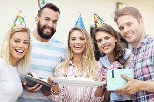 gruppe von freunden, die spaß auf der geburtstagsfeier haben foto