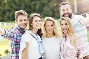 gruppe von freunden, die spaß auf der geburtstagsfeier haben foto