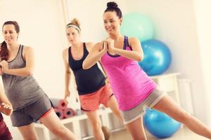 Gruppe schwangerer Frauen während des Fitnesskurses foto