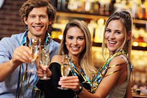 gruppe von freunden, die in der bar trinken foto