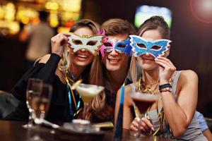 gruppe von freunden, die in der bar trinken foto