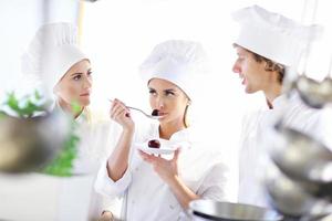 Fleißige Köche bei der Arbeit in der Restaurantküche foto