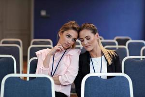 junge Frau sitzt allein im Konferenzraum foto