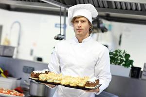 fleißiger Koch bei der Arbeit in der Restaurantküche foto