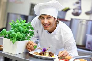 fleißiger Koch bei der Arbeit in der Restaurantküche foto