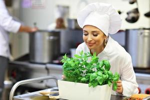 fleißiger Koch bei der Arbeit in der Restaurantküche foto