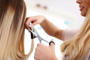 erwachsene Frau im Friseursalon foto