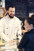 Frau im Restaurant bezahlen foto