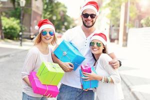 gruppe von freunden in weihnachtsmützen mit geschenken foto