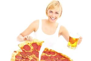 Frau mit Bier und Pizza foto