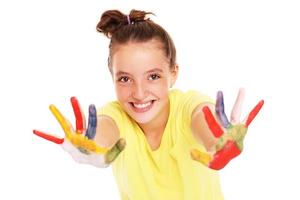 glückliches Mädchen mit gemalten Händen foto