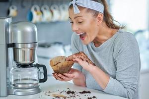 junge Frau mit Kaffeesatz verwendet es zum Schälen foto