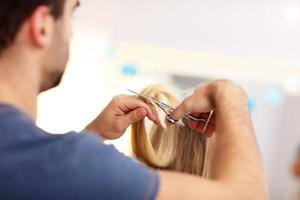 erwachsene Frau im Friseursalon foto