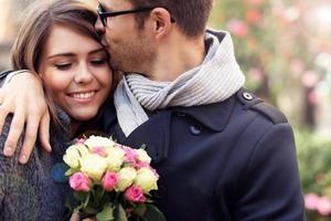 junges Paar mit Blumen foto
