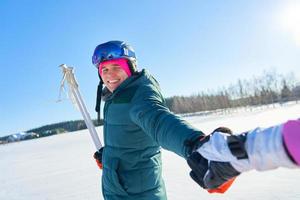 junges paar, das spaß beim winterskifahren hat foto