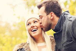 junges romantisches Paar im Park im Herbst foto