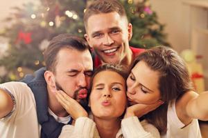 gruppe von freunden, die während der weihnachtszeit ein selfie machen foto