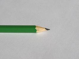 grüner Bleistift auf Papierblatt foto