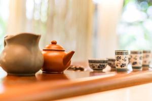 Asiatisches Teeset auf hölzernem Hintergrund aus Bambus. Zubehör für die traditionelle chinesische Teezeremonie auf dem Teetisch foto