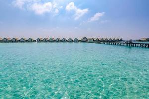 Insel im Ozean, Villa über dem Wasser. Malediven. luxus seelandschaft und landschaft. blaues meer und himmel, luxuriöses resort und hotel, sonniger tourismus landschaftlich, küste der malediven-inseln foto