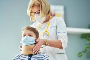 kinderarzt untersucht kleine kinder in der klinik foto