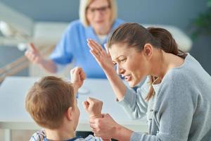 mutter mit nervösem sohn im kinderpsychologen foto