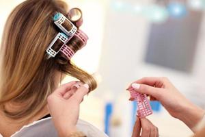 erwachsene Frau im Friseursalon foto