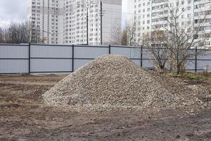 beginne ein Haus zu bauen. Baustelle, um das Fundament des Gebäudes zu schaffen. harte Arbeit auf einer Baustelle. foto