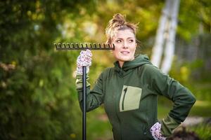 Bild einer Frau, die mit Werkzeugen im Garten arbeitet foto