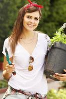 junge Frau im Garten foto