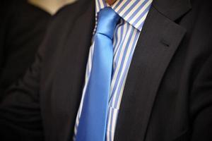 Mann im Anzug mit Krawatte foto