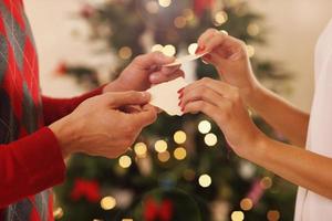 cuple sharing weihnachtswaffeln in polen foto