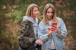 zwei freundinnen oder lgnt paar in holz foto