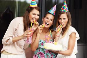 gruppe von freunden, die geburtstag feiern foto