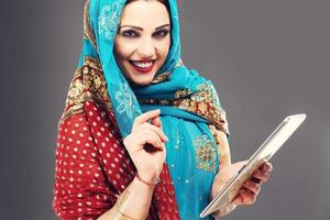 Arabische Frau mit Tablet foto