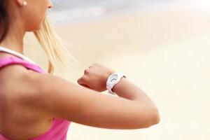 Frau am Strand joggen foto