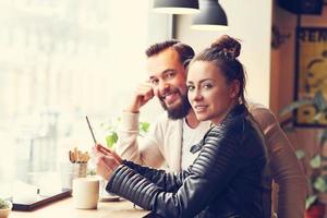 junge Leute, die im Café Geschäfte machen foto