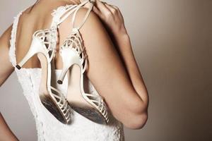 Braut mit ausgetretenen Schuhen foto