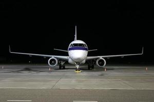 Flugzeug am Flughafen geparkt foto