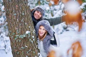 Paare, die Spaß in der Winterlandschaft und im Schnee haben foto