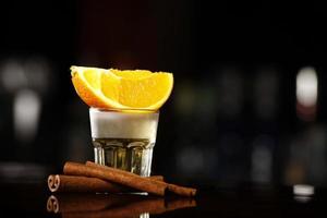 Tequila Shot mit Zitrone und Zimtrinde foto
