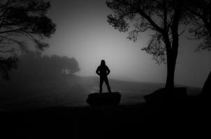 Mann im Wald im Dunkeln foto